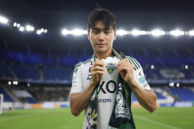 전북 전진우가 30일 울산문수경기장에서 열린 울산과 K리그1 원정경기에서 쐐기골로 팀의 2-0 승리를 이끈 뒤 유니폼의 엠블럼을 들어보이며 기뻐하고 있다. 사진제공｜한국프로축구연맹