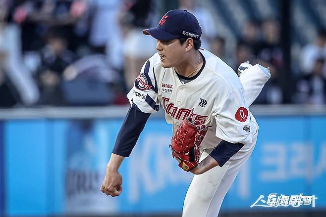 롯데 나균안이 31일 사직 두산전에서 3이닝 무실점을 기록했다. 4회초 선두타자 양의지의 라인드라이브 타구에 어깨를 맞아 김태형 롯데 감독이 교체를 지시했다. 사진제공｜롯데 자이언츠