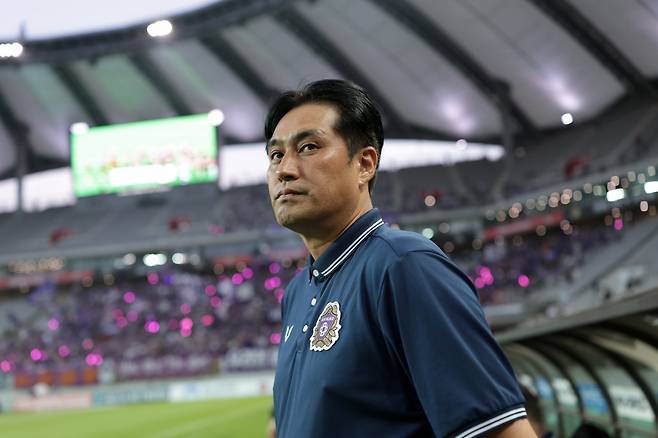 안양 유병훈 감독이 31일 서울월드컵경기장에서 열린 서울과 K리그1 ‘연고지 더비’를 앞두고 그라운드를 응시하고 있다. 사진제공｜한국프로축구연맹