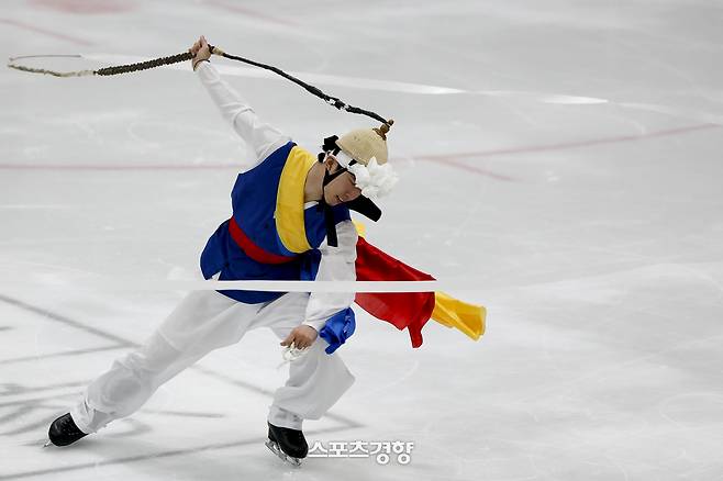 한국 전통문화를 접목한 피겨스케이팅을 선보여 주목을 받은 차영현 선수가 28일 경기 김포 웨이브즈아이스링크장에서 경향신문과 인터뷰에 앞서 연습을 하고 있다. 2025.08.28 문재원 기자