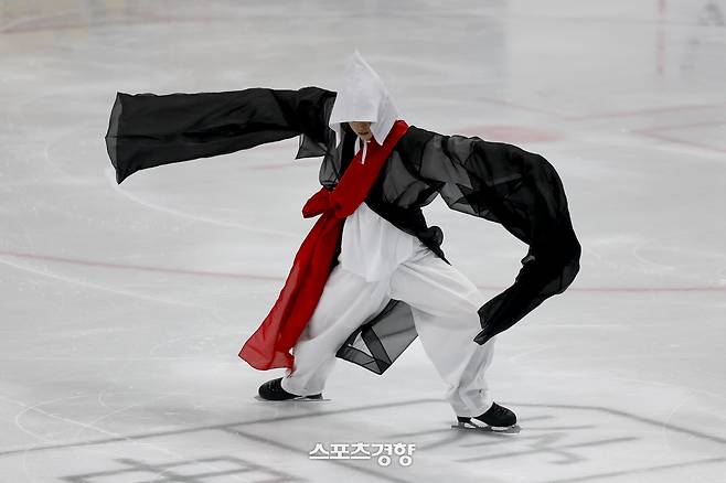 한국 전통문화를 접목한 피겨스케이팅을 선보여 주목을 받은 차영현 선수가 28일 경기 김포 웨이브즈아이스링크장에서 경향신문과 인터뷰에 앞서 연습을 하고 있다. 2025.08.28 문재원 기자