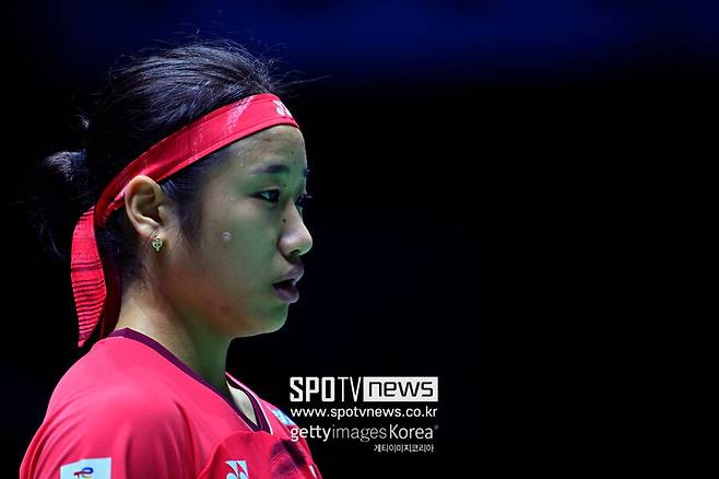 ▲ 안세영이 옛 천적이라 할 수 있던 천위페이에게 당했다. 최근 들어 천위페이에게 크게 앞서면서 우열을 뒤집었던 안세영인데 세계선수권대회 2연패를 앞두고 4강에서 예상치 못한 패배를 당했다. 이번 패배로 천위페이와 맞대결 통산 전적이 13승 14패로 다시 열세에 접어들었다.&nbsp;