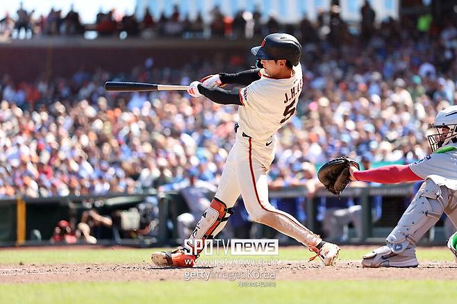 ▲ 타격하는 이정후.