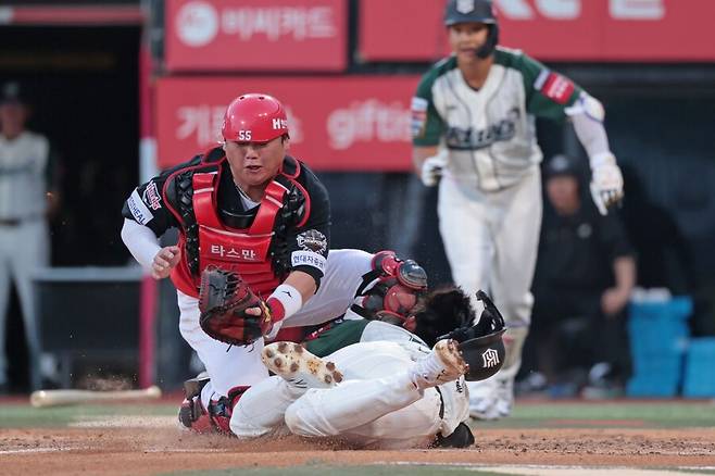 ▲ 논란의 장면이 된 30일 수원 KIA-kt전 2회 홈 충돌 장면 ⓒKIA타이거즈
