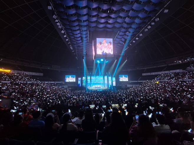 '괴물 신인' 아홉, 1만팬 열광 속 필리핀 첫 팬콘서트..'大성황'