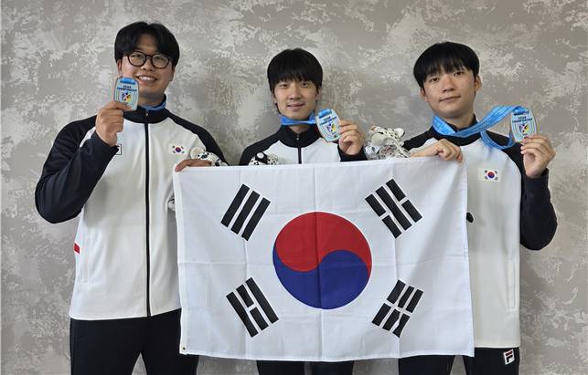 제16회 심켄트 아시아사격선수권대회 마지막날 25m 센터파이어권총 남자 주니어부 단체전에서 은메달을 차지한 이시우(왼쪽부터), 문대희, 이원재. /사진=대한사격연맹 제공