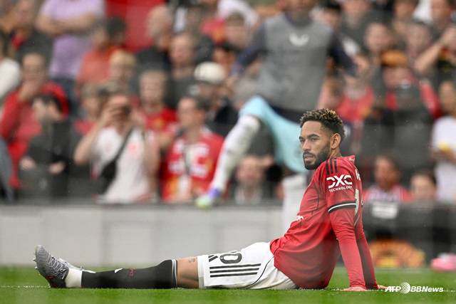 부상으로 쓰러진 마테우스 쿠냐. /AFPBBNews=뉴스1