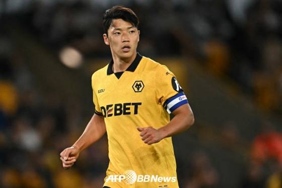 27일(한국시간) 영국 몰리뉴 스타디움에서 열린 웨스트햄 유나이티드와의 2025~2026 카라바오컵(리그컵) 2라운드(64강)에 선발 출전해 주장 완장을 차고 81분을 소화한 울버햄튼 황희찬. /AFPBBNews=뉴스1