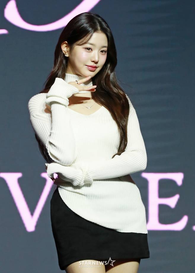 걸그룹 아이브 장원영이 3일 오후 서울 여의도 콘래드호텔에서 진행된 세 번째 미니 앨범 ‘아이브 엠파시'(IVE EMPATHY) 발매기념 기자간담회에 참석해 포즈를 취하고 있다. /2024.02.03 /사진=이동훈 photoguy@
