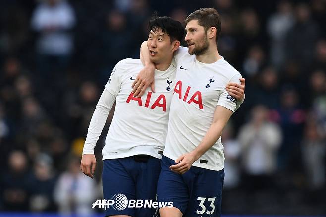 토트넘 시절 손흥민(왼쪽)과 벤 데이비스. /AFPBBNews=뉴스1