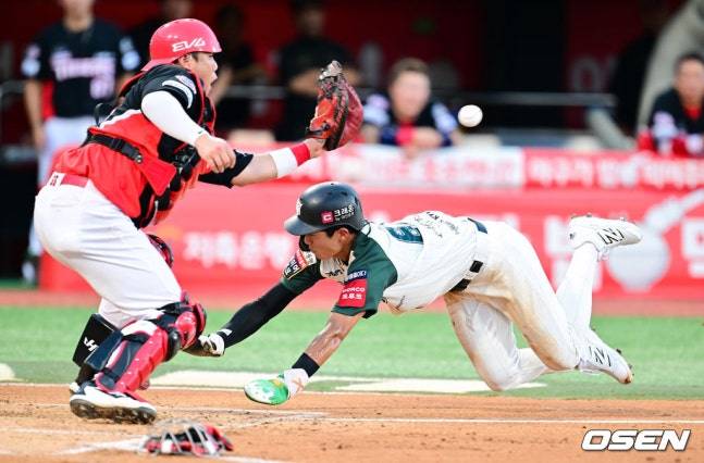 30일 경기 유준규(오른쪽)가 홈을 파고 들고 있다.