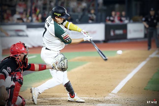 김상수의 끝내기 적시타 순간. /사진=KT 위즈