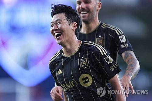 손흥민 절친 벤 데이비스가 이번 여름 토트넘 홋스퍼를 떠난 손흥민이 그립다고 털어놨다. 토트넘 소식을 전하는 영국 스퍼스웹은 벤 데이비스가 손흥민 없는 토트넘 생활에 대해 소감을 밝혔다고 전했다. 연합뉴스