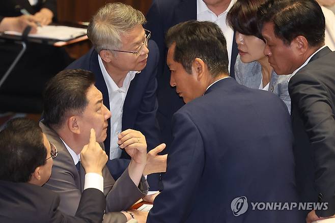 머리 맞댄 여당 지도부 (서울=연합뉴스) 김주성 기자 = 27일 국회 본회의에서 국가인권위원회 위원(이상현, 우인식) 선출안이 부결된 뒤 국민의힘 의원들이 퇴장하자, 더불어민주당 정청래 대표와 김병기 원내대표 등 여당 지도부가 모여 대책을 논의하고 있다. 2025.8.27 utzza@yna.co.kr