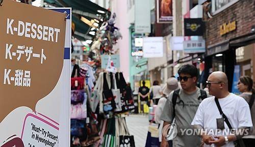 '케데헌' 열풍에 한국 관심 '쑥'  (서울=연합뉴스) 이진욱 기자 = 넷플릭스를 통해 공개된 미국 애니메이션 '케이팝 데몬 헌터스'의 세계적 인기로 한국에 대한 관심이 부쩍 높아진 것으로 나타났다. 20일 구글 검색 트렌드에 따르면 현재(17∼23일) 기준 전 세계에서 '한국'(Korea) 검색량은 2022년 말 이후 2년 8개월 만에 최대다. '한국 음식'(Korean Food) 검색량도 사상 최고 수준으로 '케데헌' 공개 후 75% 증가했다. 사진은 이날 서울 명동 한 디저트 전문점 모습. 2025.8.20
    cityboy@yna.co.kr