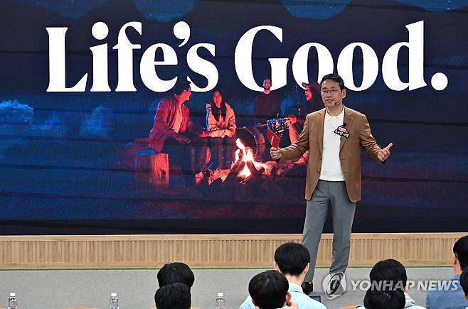 조주완 LG전자 CEO, 서울대생 대상 특강 (서울=연합뉴스) 조주완 LG전자 CEO가 지난 24일 서울 관악구 서울대학교 제1공학관에서 전기·정보공학부 재학생에게 CEO 특강을 하고 있다. 2025.4.25 [LG전자 제공. 재판매 및 DB 금지] photo@yna.co.kr