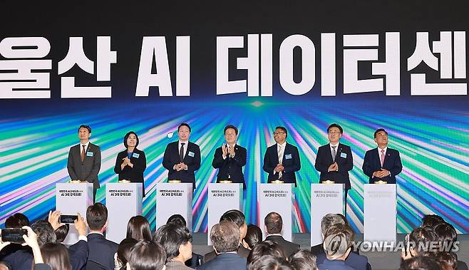 이재명 대통령, 울산 AI 데이터 센터 출범식 세리머니 (울산=연합뉴스) 홍해인 기자 = 이재명 대통령이 6월 20일 울산전시컨벤션센터에서 열린 울산 인공지능(AI) 데이터 센터 출범식에서 참석자들과 함께 기념 세리머니에 참여하고 있다. 2025.6.20 [대통령실통신사진기자단] hihong@yna.co.kr