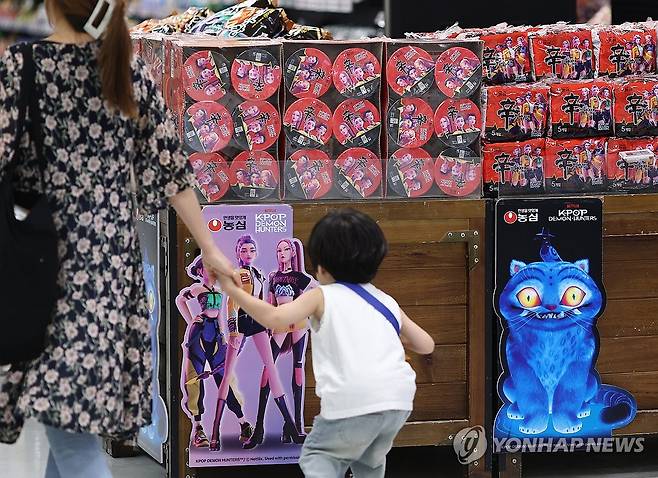 ‘엄마, 잠깐만 보고가’ [연합뉴스 자료사진] 지난 28일 서울의 한 대형마트에 넷플릭스 '케이팝 데몬 헌터스'에 등장한 라면 디자인을 반영한 농심 스페셜 제품이 진열돼 있다. 2025.8.28 photo@yna.co.kr
