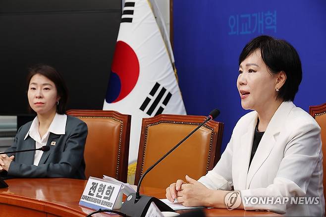 기자회견하는 전현희 총괄위원장 (서울=연합뉴스) 박동주 기자 = 31일 서울 여의도 국회에서 더불어민주당 3대특검 종합대응특위 총괄위원장 전현희 최고위원이 기자회견을 하고 있다. 2025.8.31 pdj6635@yna.co.kr