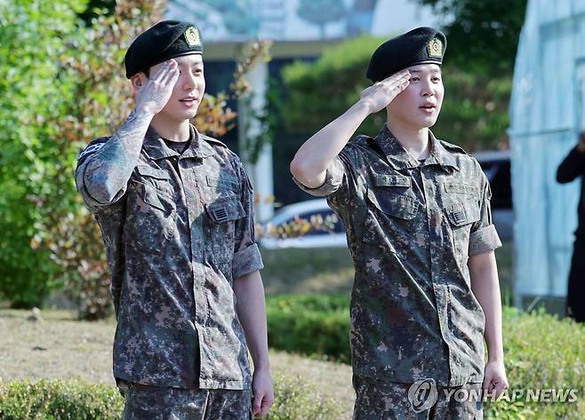 BTS 지민·정국 제대 (연천=연합뉴스) 김병만 기자 = 육군 병장으로 만기 전역한 BTS 지민과 정국이 11일 경기 연천군 연천공설운동장에서 열린 기념행사에서 팬들에게 거수경례로 전역 인사하고 있다. 2025.6.11 kimb01@yna.co.kr