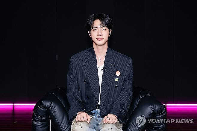 BTS 진, 미니 2집 '에코' 발매 (서울=연합뉴스) 그룹 방탄소년단(BTS) 진의 미니 2집 'Echo'가 16일 오후 1시 전 세계 동시 발매된다고 소속사 빅히트뮤직이 밝혔다. 사진은 그룹 방탄소년단 진. 2025.5.16 [빅히트뮤직 제공. 재판매 및 DB 금지] photo@yna.co.kr