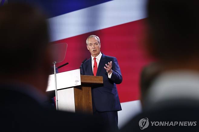 영국 개혁당 대표 나이절 패라지가 지난 26일(현지시간) 키들링턴 옥스퍼드 공항에서 연설하는 모습  [EPA 연합뉴스 자료사진. 재배포 및 DB 금지]