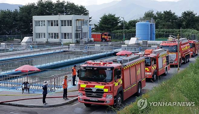 홍제정수장 둘러싼 소방차들 (강릉=연합뉴스) 유형재 기자 = 31일 강원 강릉시민의 87%가 사용하는 생활용수를 공급하는 홍제정수장에서 전국에서 달려 온 소방차들이 운반해 온 물을 쏟아붓고 있다.
    이날 강릉시 주 상수원인 오봉저수지의 저수율은 계속된 가뭄으로 14.9%까지 뚝 떨어지며 역대 최저치를 기록, 수도 계량기 75% 잠금 하는 강력한 제한급수가 시행되고 있다. 2025.8.31 yoo21@yna.co.kr