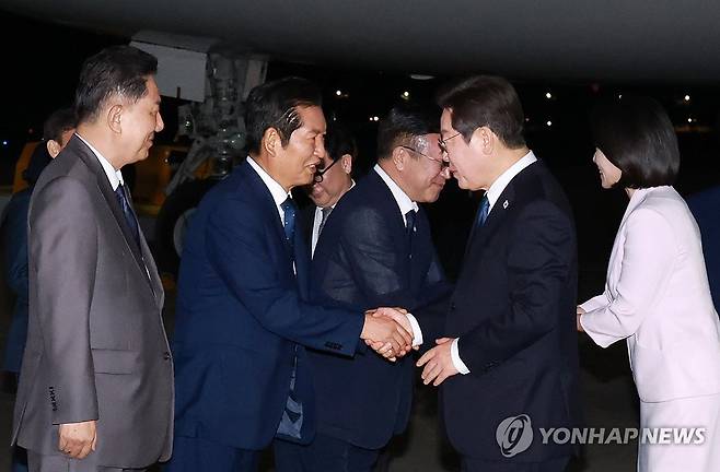 이재명 대통령, 정청래 대표와 인사 (성남=연합뉴스) 홍해인 기자 = 이재명 대통령과 김혜경 여사가 일본·미국 방문 일정을 마치고 28일 경기도 성남 서울공항에 도착해 영접 나온 더불어민주당 정청래 대표와 인사하고 있다. 2025.8.28 hihong@yna.co.kr