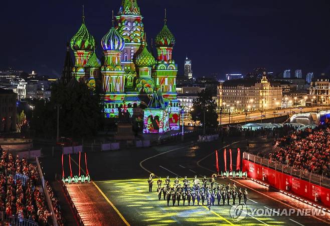 26일(현지시간) 러시아 모스크바에서 열린 국제군사음악제에서 공연 중인 연방보안국 국경수비대 중앙악대원들 [EPA 연합뉴스 자료사진. 재배포 및 DB 금지]