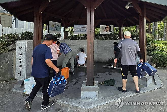 샘터에서 물 받는 강릉시민들 (강릉=연합뉴스) 유형재 기자 = 31일 강원 강릉시 대관령샘터에서 시민들이 식수로 사용할 물을 받고 있다.
    롯데칠성음료에서 운영하는 대관령샘터는 대관령 지하 암반수를 취수해 수처리 과정을 거쳐 시민에게 식수를 제공하고 있다.
    강릉은 상수원인 오봉저수지의 저수율이 이날 기준 14.9%로 뚝 떨어지며 역대 최저치를 기록, 수도 계량기 75% 잠금 하는 강력한 제한급수가 시행되고 있다. 2025.8.31 yoo21@yna.co.kr