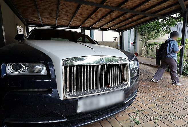 김건희 특검, 나토목걸이·시계 수수 의혹 관련자 주거지 압수수색 (양평=연합뉴스) 이동해 기자 = 28일 김건희 여사의 '나토 목걸이' 및 고가 시계 수수 의혹을 수사 중인 민중기 특별검사팀이 압수수색에 나선 경기도 양평의 서성빈 씨 주거지 모습. 특검팀은 이날 서희건설 회장의 맏사위인 박성근 전 국무총리 비서실장 등 관련 인물들의 주거지도 동시에 압수수색 중이다. 2025.8.28 eastsea@yna.co.kr