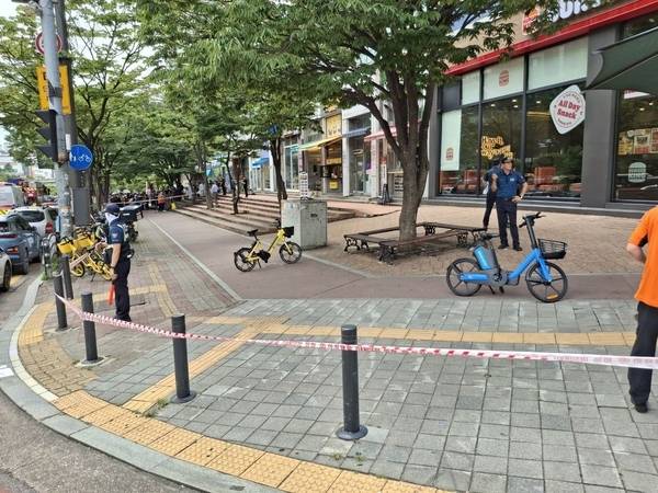 지난 17일 배달기사의 폭발물 설치 자작극이 벌어진 수원 영통의 한 패스트푸드점에서 경찰과 소방이 긴급출동해 수색을 벌이고 있다. /경기소방재난본부 제공