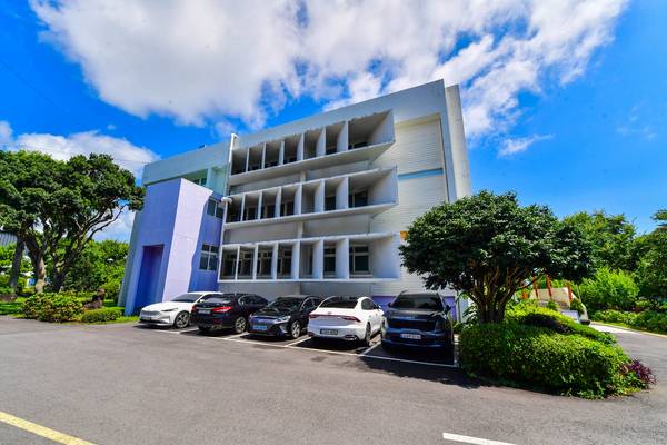 옛 제주대학 농과대학 수산학부 건물(현 서귀중앙여자중학교) 서쪽 벽면은 중세 건축의 특징인 루버로 마감됐다. /제주일보=고봉수기자