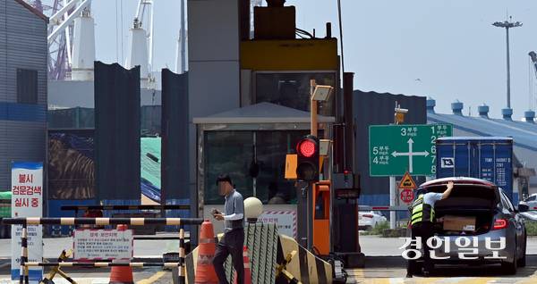 인천항 내항에서 발생한 화물 절도 사건 수사가 1년 넘게 장기화하고 있다. 인천항 내항 3문에서 차량들이 검문검색을 받고 있다. /경인일보DB