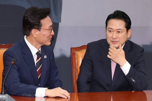 김민석 국무총리가 1일 서울 여의도 국회에서 국민의힘 장동혁 대표(오른쪽)를 예방해 대화하고 있다. 2025.9.1 /연합뉴스