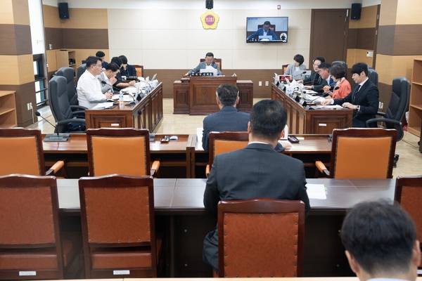 1일 인천시의회 행정안전위원회 제303회 임시회 회의에서는 인천시 서구 명칭 변경 과정과 ‘서해구’로 결정한 것이 적절했는지 묻는 질의가 이어졌다. 2025.9.1 /인천시의회 제공