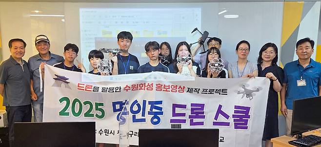 ▲명인중 '2025 청개구리 스펙-교실' 수업 &nbsp;중 학생들이 포즈를 취하고 있다./고륜형 기자 krh0830@incheonilbo.com&nbsp;