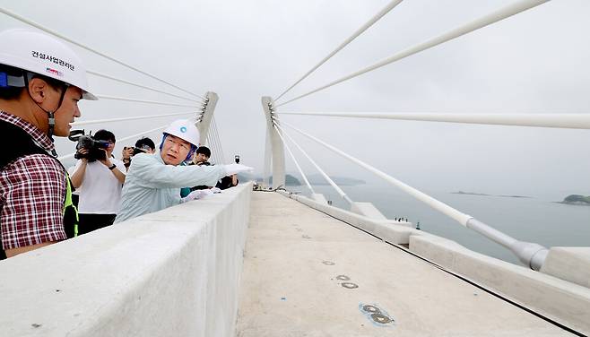 ▲&nbsp;유정복 인천시장이 지난 7월 인천 중구 영종도에서 옹진군 신도로 이어지는 평화도로 건설 공사 현장을 점검하고 있다. /인천일보DB