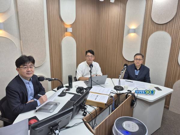 이도형 앵커,&nbsp;강동준 인천연구원 교통물류연구부 연구위원,&nbsp;김송원 인천경제정의실천시민연합 사무처장 [경인방송DB]