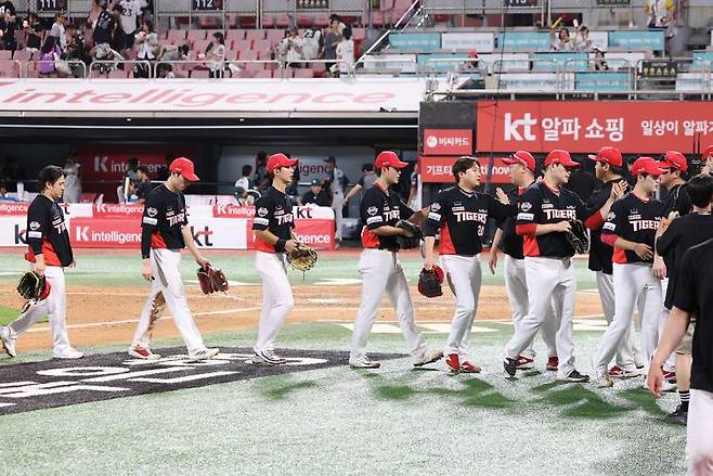 KIA 타이거즈 선수단이 지난달 29일 수원kt위즈파크에서 열린 kt와의 원정경기에서 승리한 후 하이파이브 하고 있다. /사진=KIA타이거즈 제공