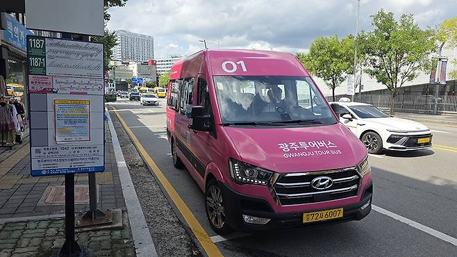 1일 오후 광주 동구 ACC 정류장에 이날부터 운행을 시작한 광주투어버스가 정차하고 있다./주성학 기자