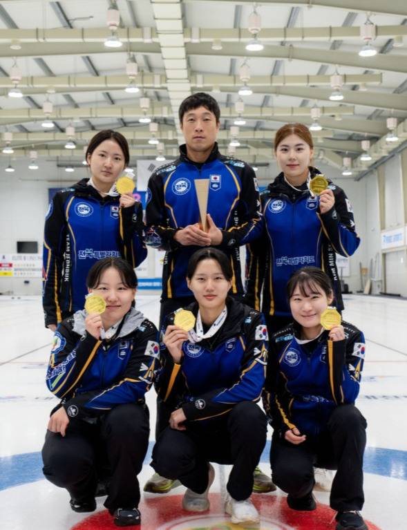 지난 28일부터 31일까지 경북 의성 컬링센터에서 열린 월드 컬링 투어(WCT) 엘리트8 대회에서 금메달을 목에 건 전북특별자치도청 컬링팀/전북컬링연맹 제공
