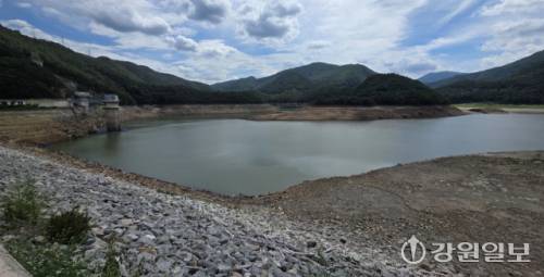 ◇최악의 가뭄을 겪고 있는 강릉의 상수원인 오봉저수지 저수율이 지난 31일 기준 14.9%까지 떨어졌다. 오봉저수지가 물이 거의 없이 메말라 있다. 강릉=권태명기자