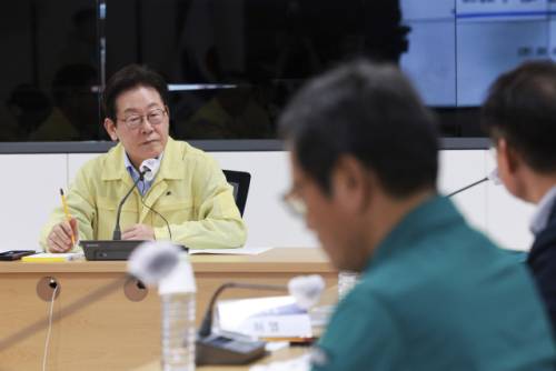 ◇이재명 대통령이 지난달 30일 강릉시청 재난안전상황실에서 가뭄 대책 회의를 주재하고 있다. 연합뉴스