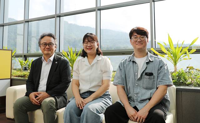 사진 왼쪽부터 DGIST 에너지공학과 이종수 교수, 이남지 석박사통합과정생, 최동현 박사과정생. DGIST 제공.