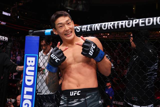 UFC 데뷔전에서 승리한 직후 유주상이 기뻐하며 사진 촬영에 응하고 있다. UFC 제공