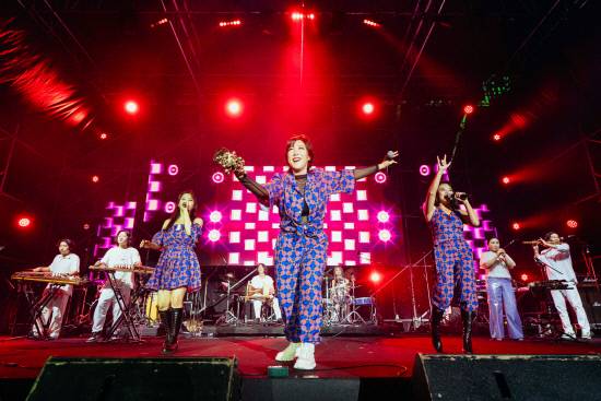 악단광칠 콘서트 '매우 춰라' 공연 장면. 사진=경남문화예술회관