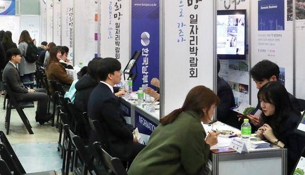 부산 해운대구 벡스코에서 열린 청년희망 일자리 박람회에서 구직자들이 상담받고 있는 모습. 부산일보 DB