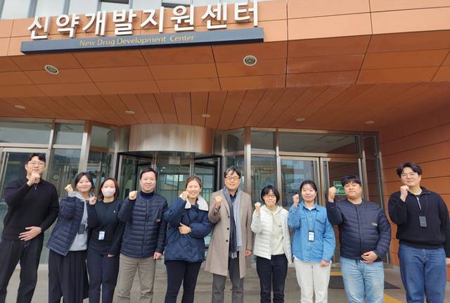 케이메디허브 신약개발지원센터 연구진이 파이팅을 외치고 있다. 대구시 제공