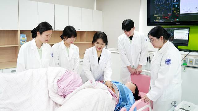 영남이공대 간호학과 학생들이 간호실습을 하고 있다. 영남이공대 제공.